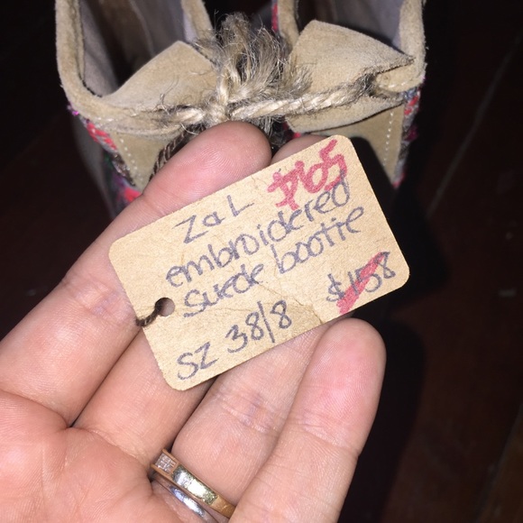 NWT Embroidered Suede Boots April Daze - Picture 2 of 8